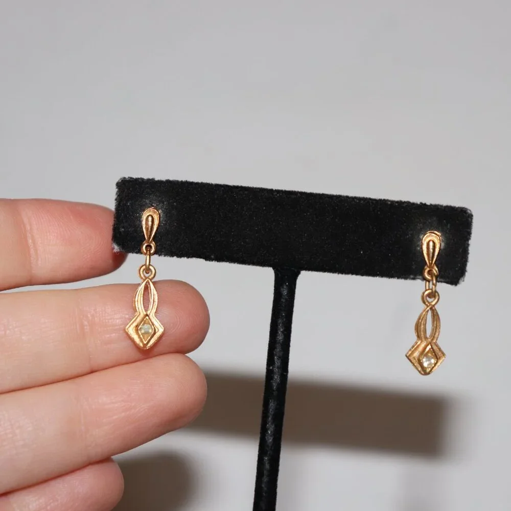 🤍✨ Vintage Gold & Rhinestone Dangle Earrings · Post · 1